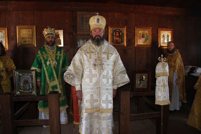 Fort Ross - L'arcivescovo Justinian riceve in dono l'icona della Madre di Dio di Tabynsk