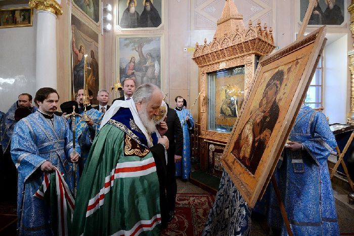 Mosca - Il Patriarca Kirill si inchina dinanzi all'icona della Madre di Dio di Vladimir