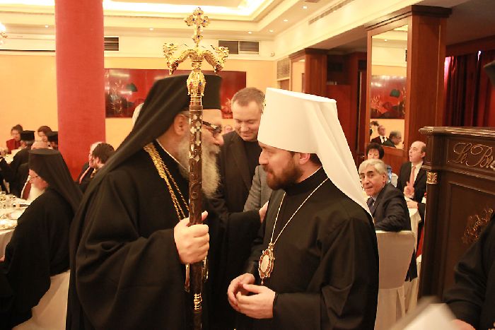 Beirut - Il Patriarca Giovanni X riceve il pastorale donato dal Primate della Chiesa Russa