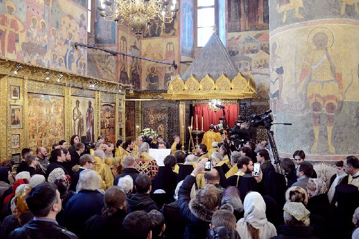 Mosca - Cattedrale della Dormizione. Preghiera dinanzi alle reliquie di sant'Ermogene