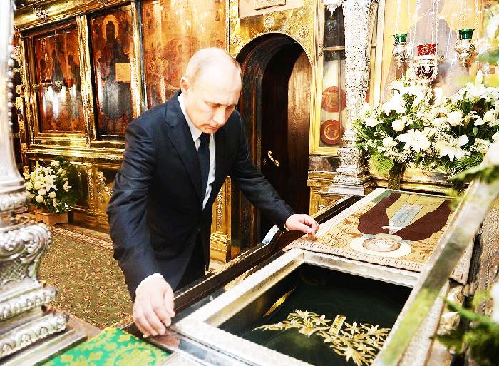 Sergiev Posad - Putin si inchina dinanzi alle reliquie di san Sergio di Radonež 