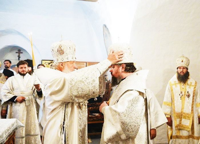 Monastero delle Solovki - Il Patriarca Kirill consegna la mitra al vescovo Porfirij