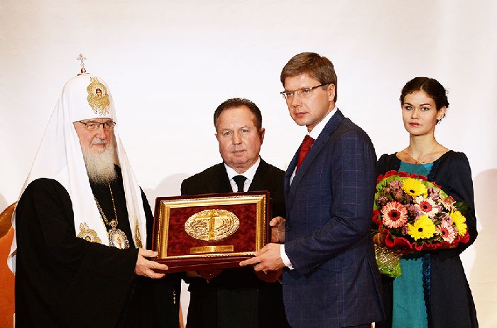 Mosca - Il Patriarca Kirill consegna la targa al sindaco di Riga Nils Ushakov 