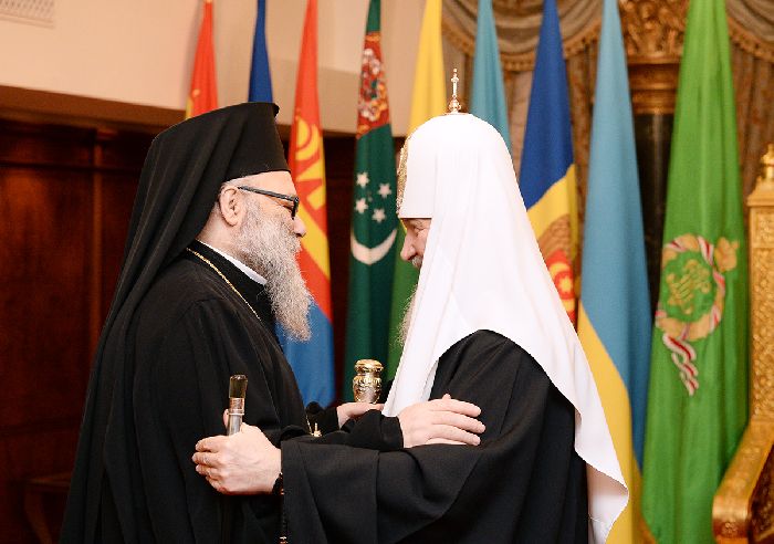 Mosca - Abbraccio tra Giovanni X e Sua Santità il Patriarca Kirill