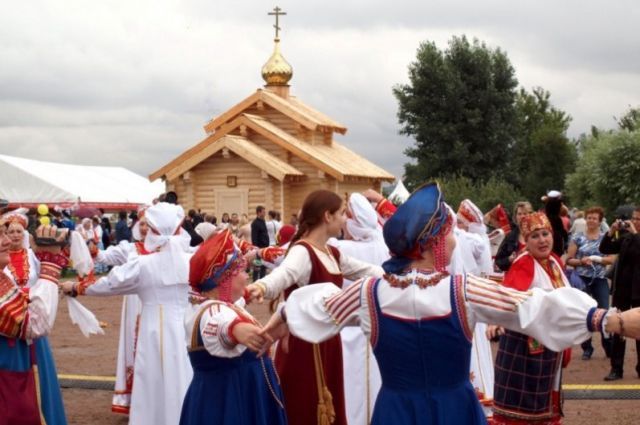 Mosca - «Russkoe Pole». La Chiesa della Santa Trinità in partenza per la Crimea