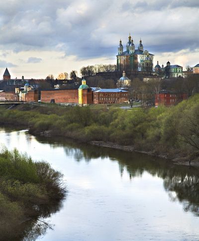 Il Cremlino di Smolensk sul fiume Dnepr con la Cattedrale della Dormizione 