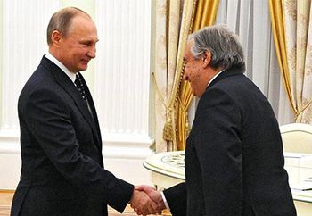 Mosca - Stretta di mano tra Vladimir Putin e António Guterres