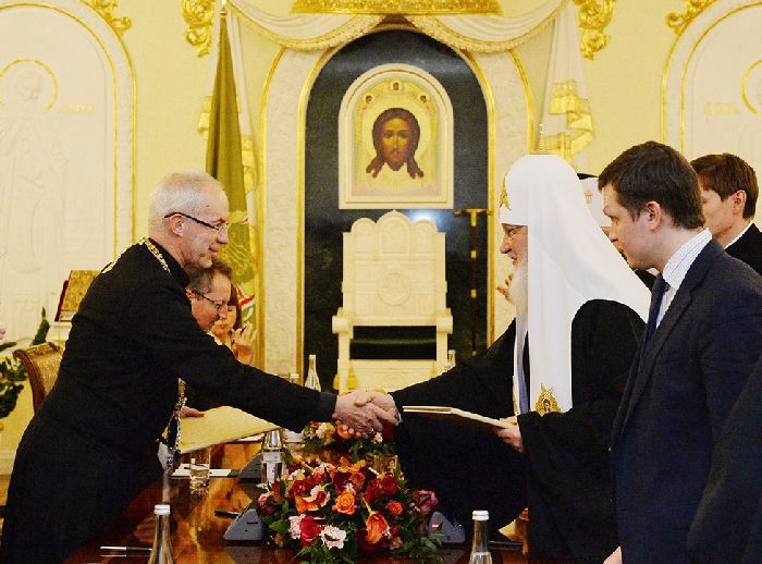 Stretta di mano tra l'Arcivescovo di Canterbury e il Patriarca di Mosca e di tutta la Rus'