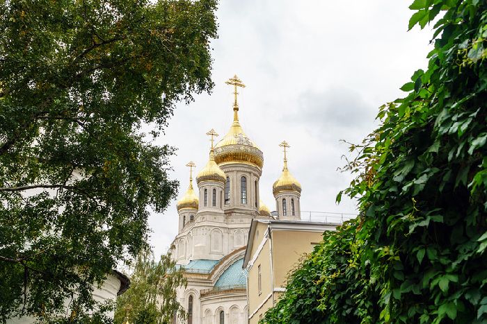 Le cupole dorate della splendida chiesa del Monastero Sretenskij di Mosca