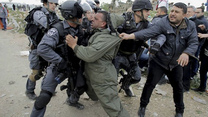 Rissa di manifestanti palestinesi con la polizia israeliana. © Reuters / Ammar Awad. Da: it.sputniknews.com.