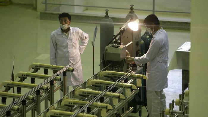 Scienziati iraniani presso un impianto per la produzione di combustibile all'uranio per un reattore nucleare. © AP Photo / Vahid Salemi. Da: it.sputniknews.com.