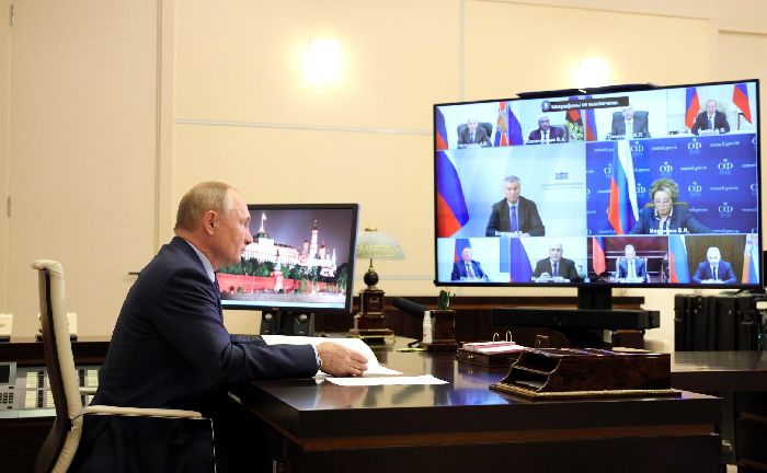 Novo Ogaryovo - Il presidente Vladimir Putin incontra i membri permanenti del Consiglio di Sicurezza (in videoconferenza).