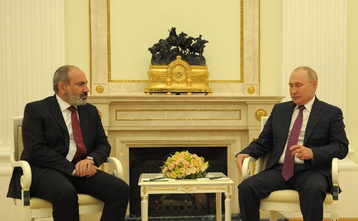 Mosca - Vladimir Putin con il primo ministro armeno Nikol Pashinyan.