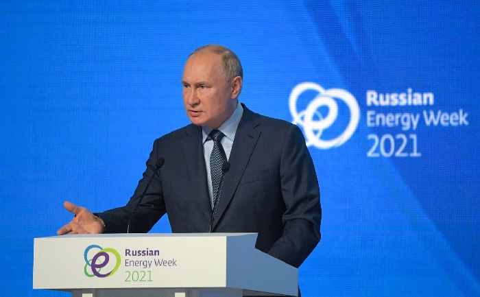 Il presidente Vladimir Putin alla plenaria del forum «Russian Energy Week» a Mosca. 
