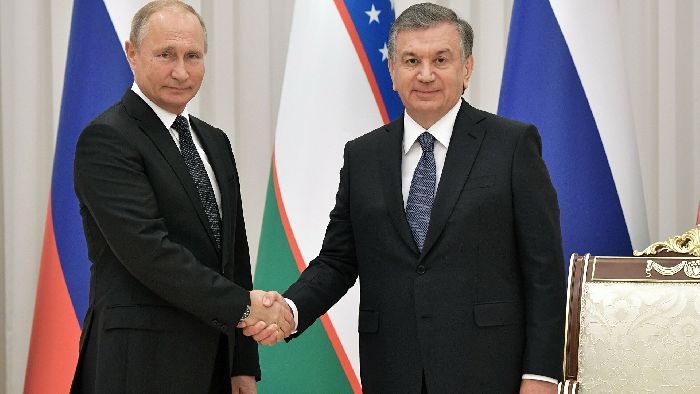 Il presidente russo Vladimir Putin e il presidente uzbeko Shavkat Mirziyoyev alla cerimonia ufficiale dell’incontro a Tashkent il 24 luglio 2021. Da: RIA Novosti/Aleksej Nikolskij.  