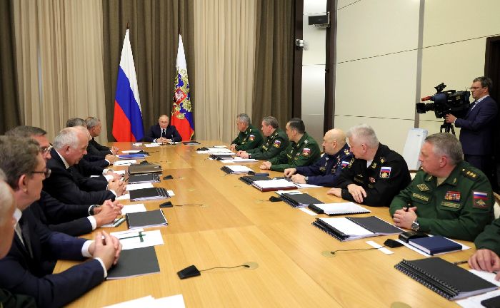 Sochi – Il presidente Vladimir Putin incontra la leadership del Ministero della Difesa e i capi dell'industria della difesa.