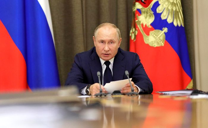 Sochi – Vladimir Putin durante l’incontro con la leadership del Ministero della Difesa e i capi dell'industria della difesa.