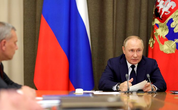 Sochi – Il presidente Vladimir Putin durante l’incontro con la leadership del Ministero della Difesa e i capi dell'industria della difesa.