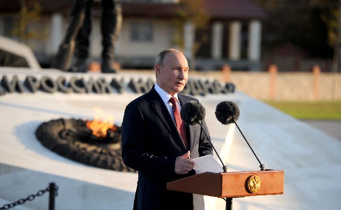 Sebastopoli - Nel giorno dell'unità nazionale, Vladimir Putin ha visitato il complesso commemorativo dedicato alla fine della Guerra civile russa.