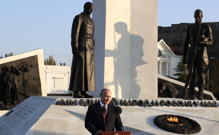 Sebastopoli - Nel giorno dell'unità nazionale, Vladimir Putin ha visitato il complesso commemorativo dedicato alla fine della Guerra civile russa.