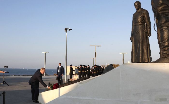 Sebastopoli - Nel giorno dell'unità nazionale, Vladimir Putin ha visitato il complesso commemorativo, dedicato alla fine della Guerra civile russa, e ha deposto i fiori dinanzi alla fiamma eterna vicino al monumento.