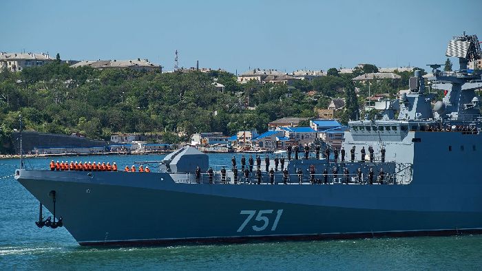 La fregata Admiral Essen è arrivata a Sebastopoli dopo aver completato missioni di combattimento al largo della costa della Siria.