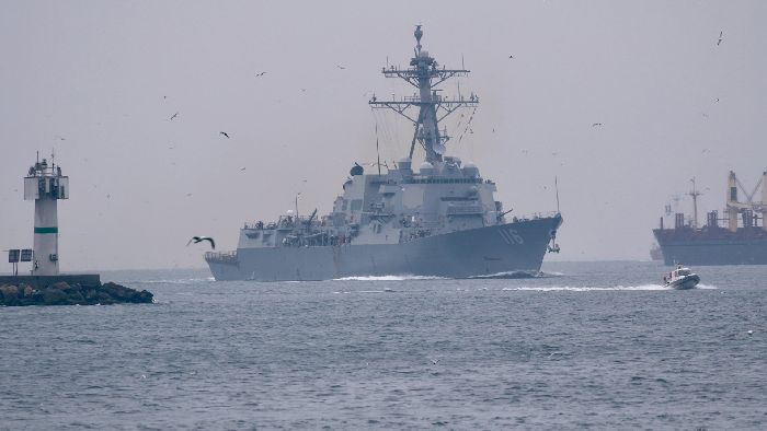 Marina russa segue cacciatorpediniere statunitense Thomas Hudner nel Mar Nero. © Foto: Twitter. Da: it.sputniknews.com.