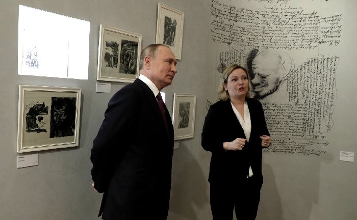 Mosca – Vladimir Putin con il ministro della Cultura Olga Lyubimova durante la visita al centro museale «Casa di Dostoevskij a Mosca».
