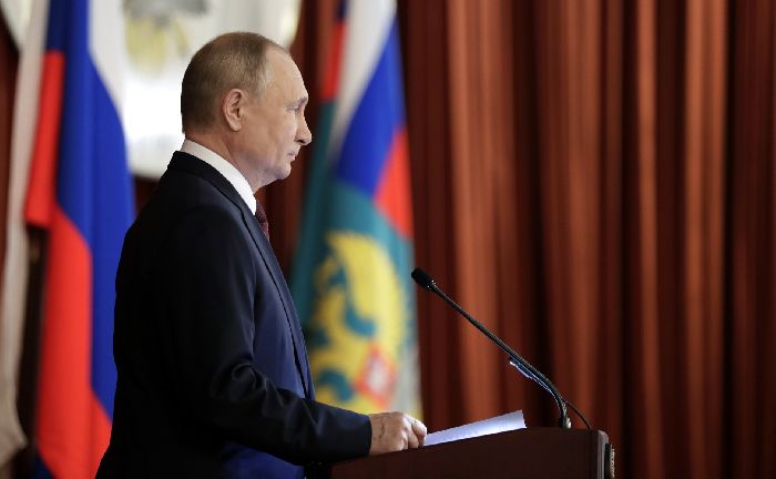 Mosca – Il presidente Vladimir Putin durante la riunione allargata del collegio del Ministero degli Esteri.