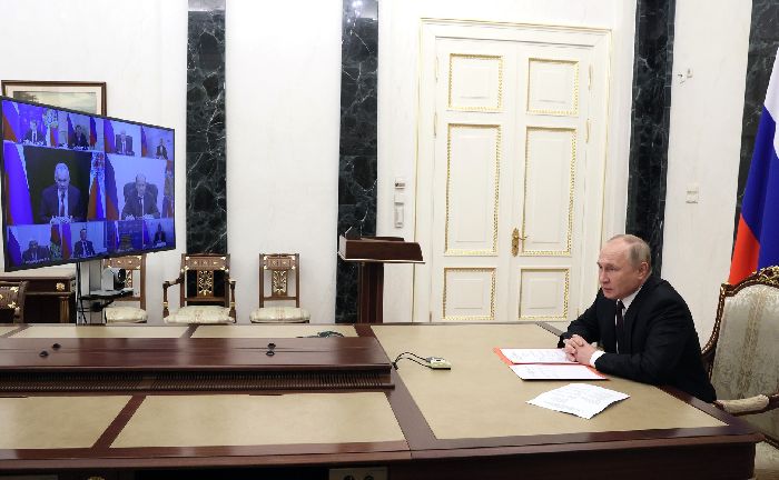 Mosca – Il presidente Vladimir Putin incontra i membri permanenti del Consiglio di Sicurezza (in videoconferenza).