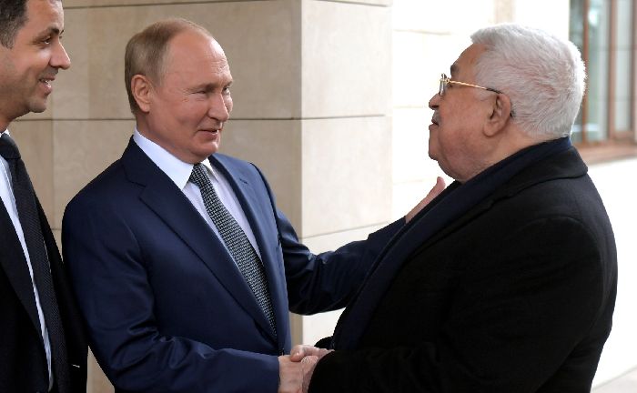 Sochi – Vladimir Putin con il presidente della Palestina Mahmoud Abbas dopo l'incontro. Foto di MIA «Russia Segodnya».