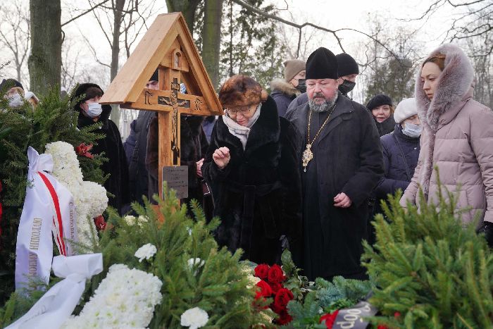 Viaggio di Sua Santità il Patriarca Kirill a San Pietroburgo. Servizio funebre e sepoltura dell'arciprete Nikolaj Gundyaev. Visita al cimitero Bolsheokhtinsky.