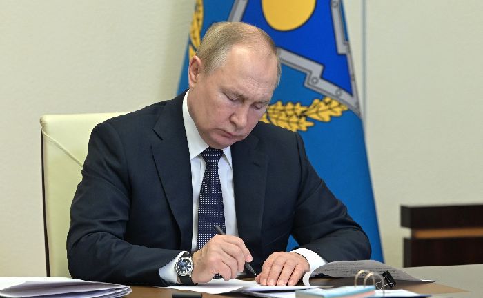 Novo Ogaryovo – Vladimir Putin durante la sessione del Consiglio di sicurezza collettiva della Csto (in videoconferenza).