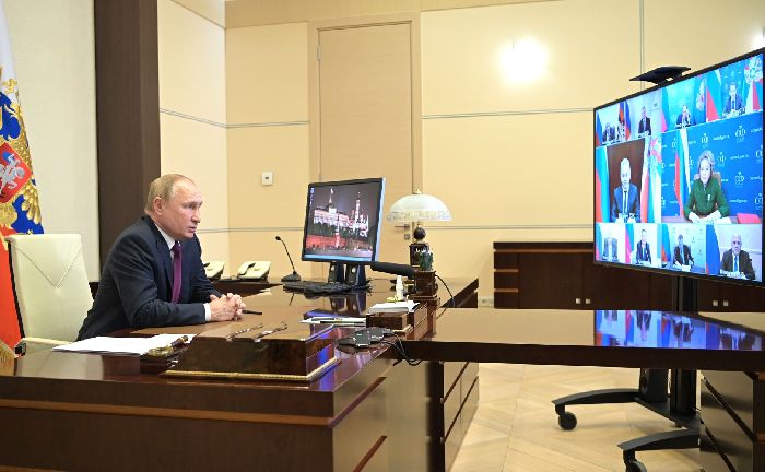 Novo Ogaryovo – Il presidente Vladimir Putin incontra i membri permanenti del Consiglio di Sicurezza (in videoconferenza).
