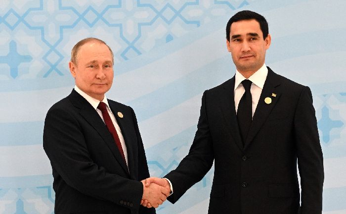 Fotografia congiunta dei partecipanti al sesto vertice del Caspio. Vladimir Putin con il presidente del Turkmenistan Serdar Berdimuhamedov. Foto di RIA Novosti.
