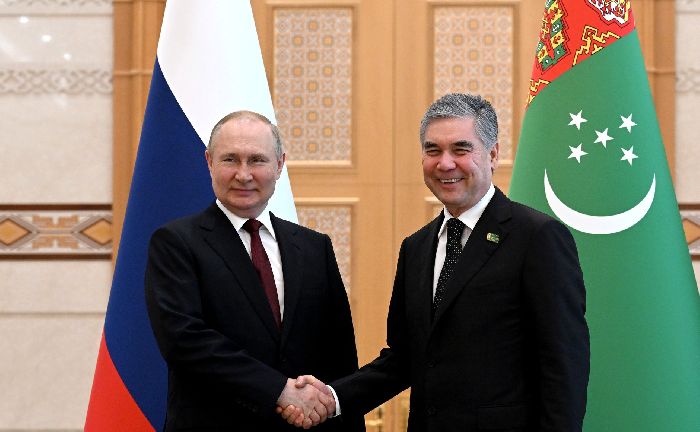 Ashgabat – Vladimir Putin con il presidente della Camera alta del parlamento turkmeno Gurbanguly Berdimuhamedov. Foto di Dmitry Azarov.