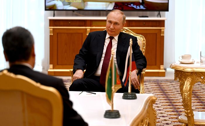 Ashgabat – Vladimir Putin durante l‘incontro con il presidente della Camera alta del parlamento del Turkmenistan Gurbanguly Berdimuhamedov. Foto di Dmitry Azarov.