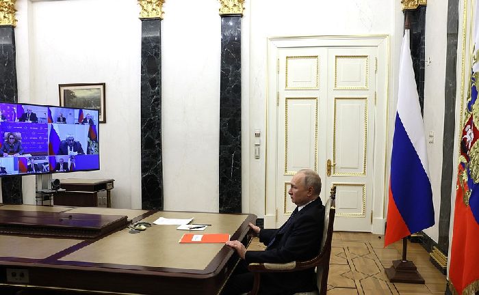 Mosca – Il presidente Vladimir Putin incontra i membri permanenti del Consiglio di Sicurezza (tramite videoconferenza).