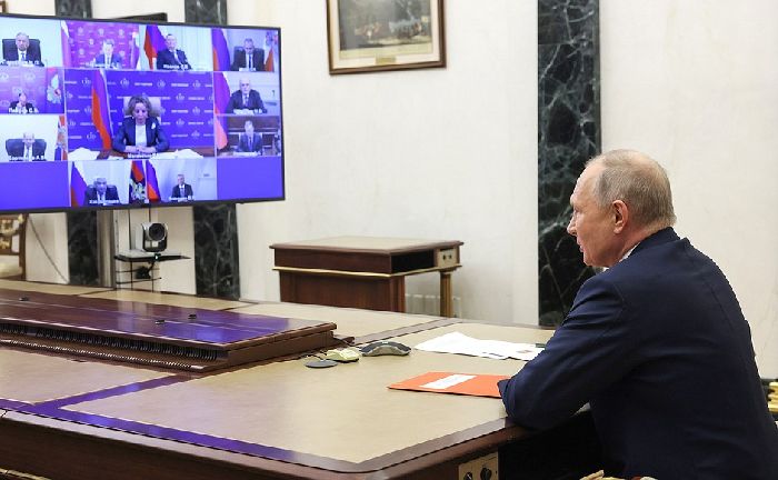 Mosca – Il presidente Vladimir Putin incontra i membri permanenti del Consiglio di Sicurezza (tramite videoconferenza).