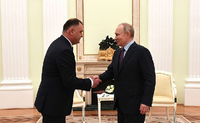 Mosca – Vladimir Putin incontra al Cremlino il presidente della Repubblica dell'Ossezia del Sud Alan Gagloev.