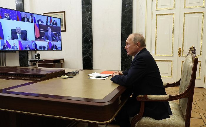 Mosca – Il presidente russo Vladimir Putin incontra i membri permanenti del Consiglio di Sicurezza (tramite videoconferenza).