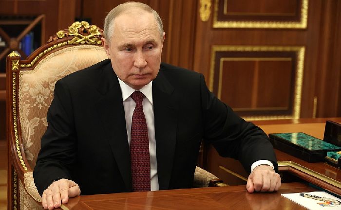 Mosca - Il presidente Vladimir Putin durante l’incontro con il presidente della Corte costituzionale Valerij Zorkin.