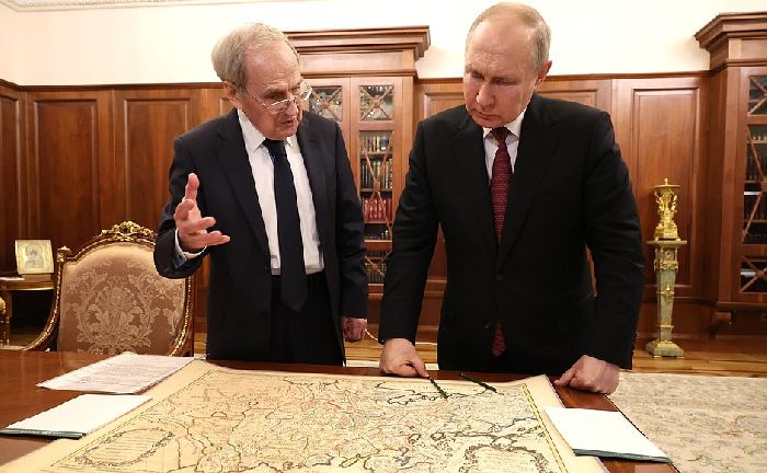 Mosca - Il presidente Vladimir Putin con il presidente della Corte costituzionale Valerij Zorkin.