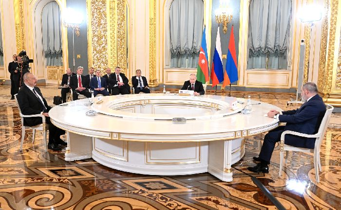 Mosca – Il presidente russo Vladimir Putin incontra il presidente dell'Azerbaigian Ilham Aliyev e il primo ministro dell'Armenia Nikol Pashinyan. Foto di Ilija Pitalev (Rossiya Segodnya).
