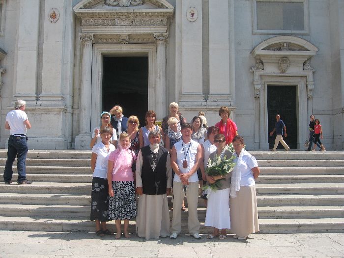 Pescara - Foto ricordo con Padre Mikail dinanzi al Santuario della Santa Casa