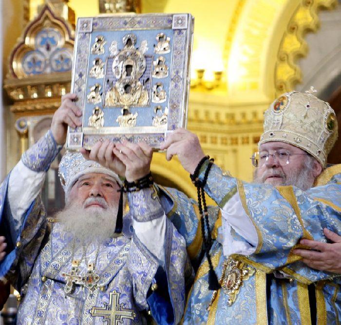 Mosca - I Metropoliti Jovenale e Hilarion mostrano ai fedeli l'Icona