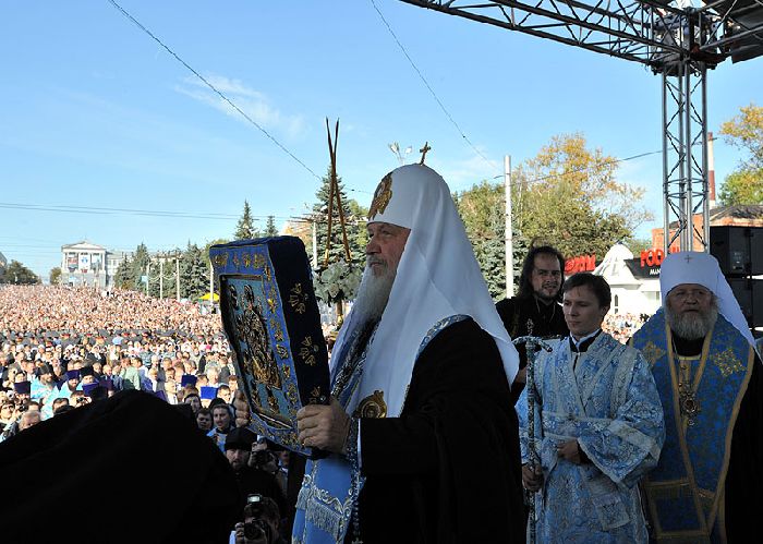 Kursk - Il Patriarca benedice i fedeli con l'Icona