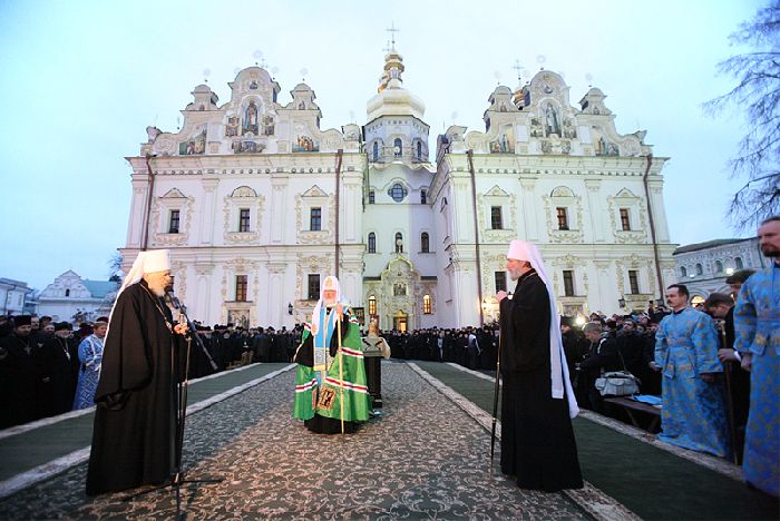 Kiev - Cattedrale della Dormizione. Il Patriarca Kyrill con i metropoliti di Ucraina e di Terra Ceca