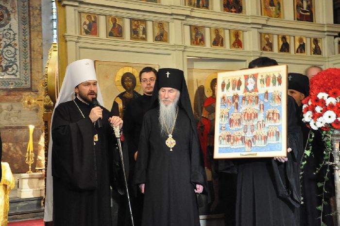 Londra - Il metropolita Hilarion dona alla diocesi di Surozh l'icona di Tutti i Santi