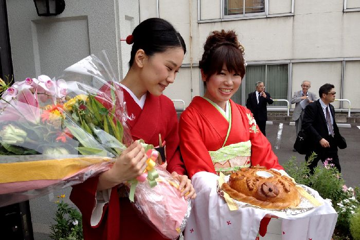 Sendai - Ragazze giapponesi in abito nazionale accolgono il Patriarca Kirill